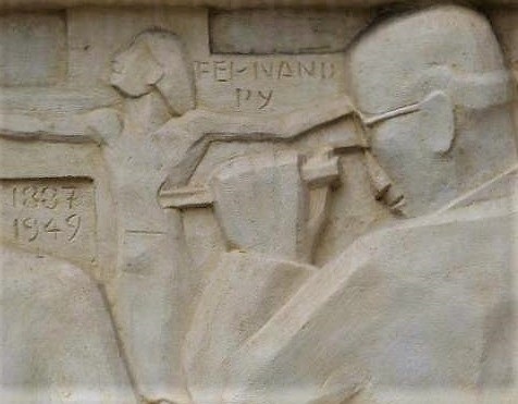 Fernand Py au travail bas relief place de la cathédrale dAuxerre